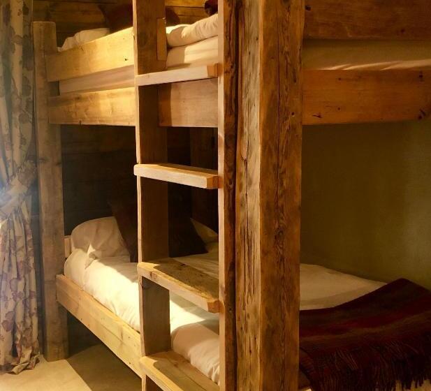 חדר משפחתי, Black Diamond Lodge