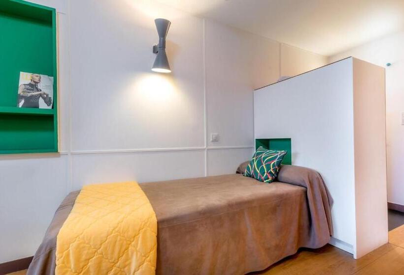 غرفة قياسية ثلاثية مطلة علي الحديقة, Le Corbusier