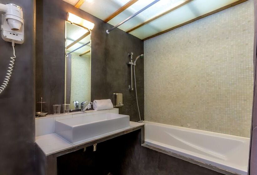 غرفة ديلوكس مطلّة علي البحر, Le Corbusier