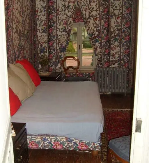 Standard Kolmen Hengen Huone, Château De Serrigny