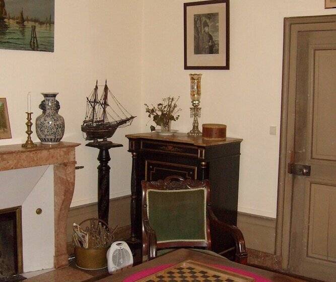 غرفة قياسية, Château De Serrigny