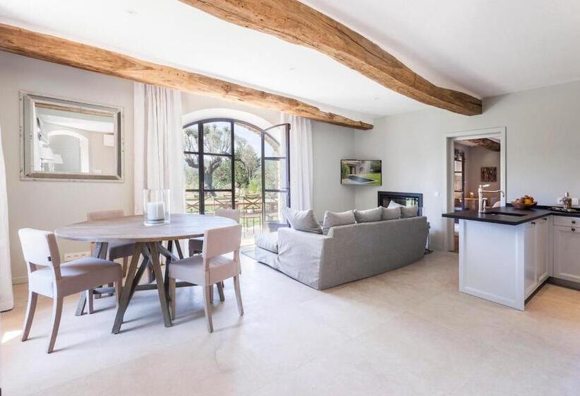 سوییت با چشم‌انداز استخر, Domaine Les Mésanges