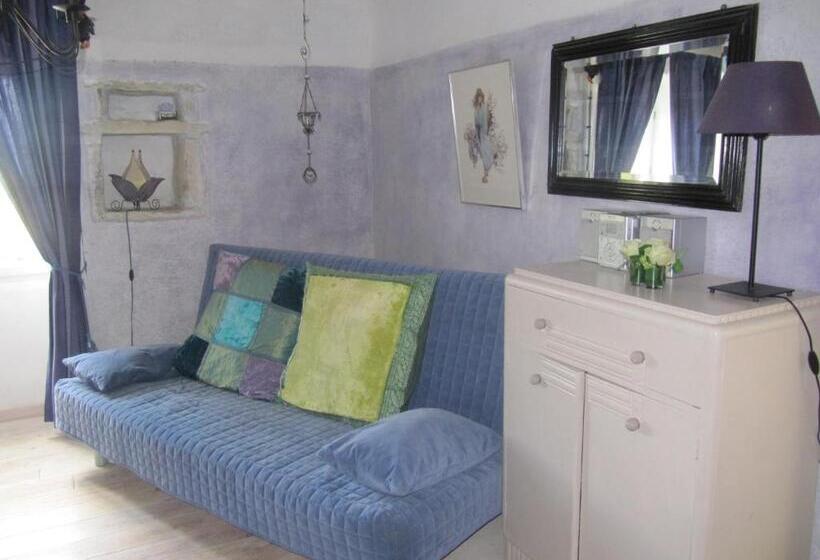 غرفة عائلية, La Flor Azul