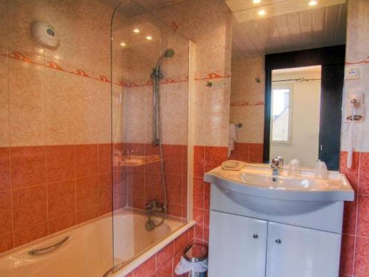 חדר סטנדרט לארבעה, Logis Hôtel Restaurant Le Drakkar