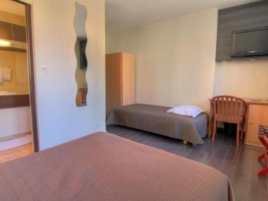 חדר סטנדרט לשלושה, Logis Hôtel Restaurant Le Drakkar