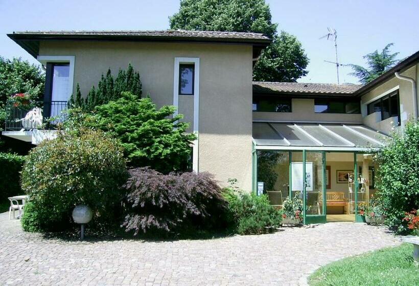 标准工作室, Hôtel Studios Les Acacias