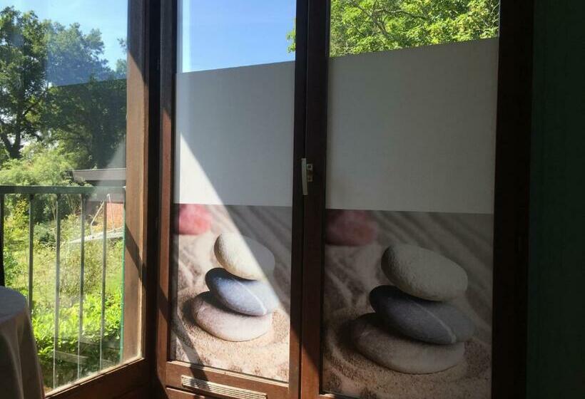 标准工作室, Hôtel Studios Les Acacias