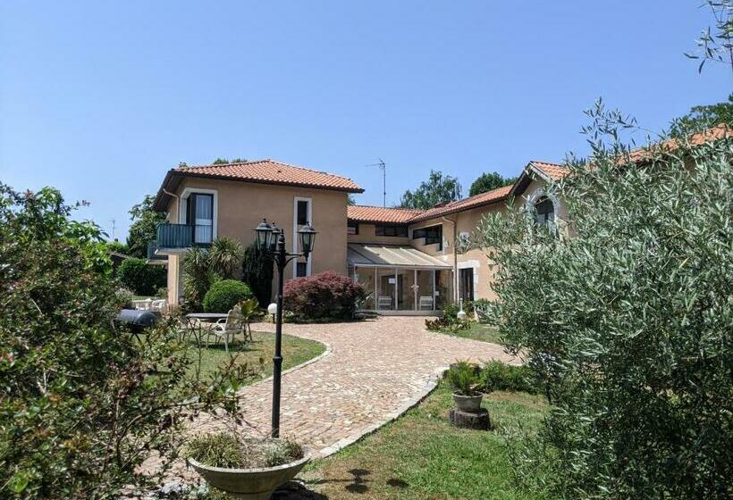 标准工作室, Hôtel Studios Les Acacias