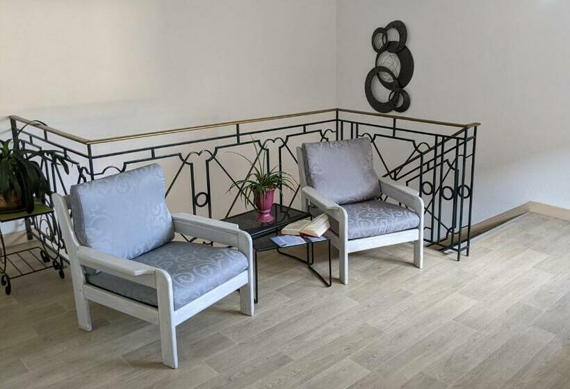 标准工作室, Hôtel Studios Les Acacias