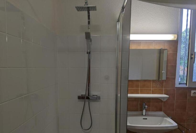 标准工作室, Hôtel Studios Les Acacias