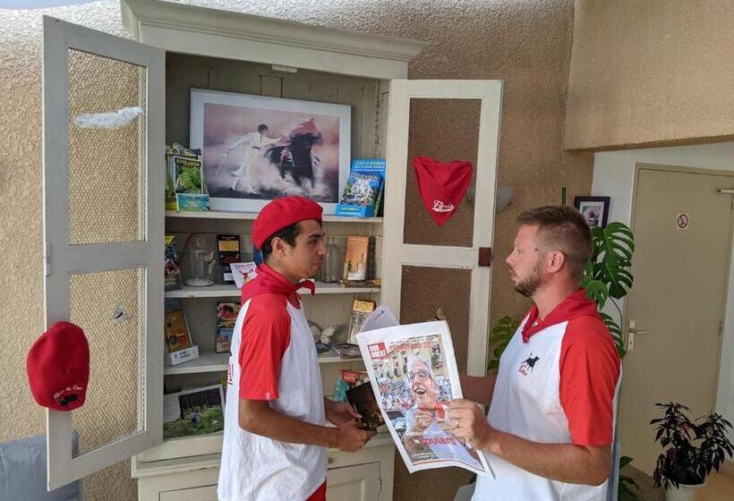 标准工作室, Hôtel Studios Les Acacias