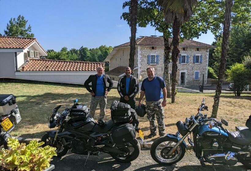 标准工作室, Hôtel Studios Les Acacias