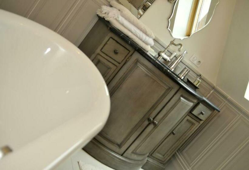 جناح إدارى, Bienvenue Chez Nous