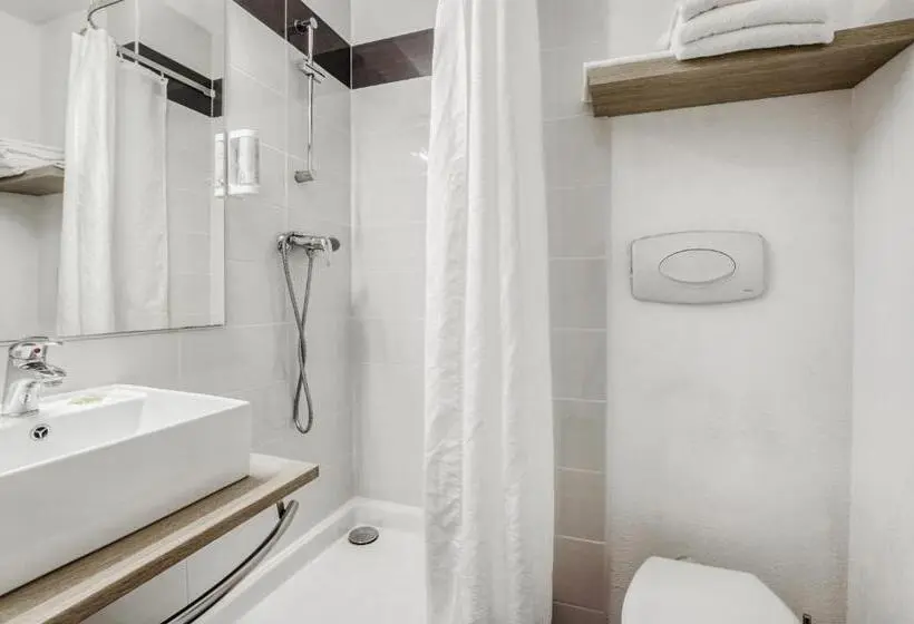Standard Neljän Hengen Huone, Brit Hotel Clermont Lʼhérault