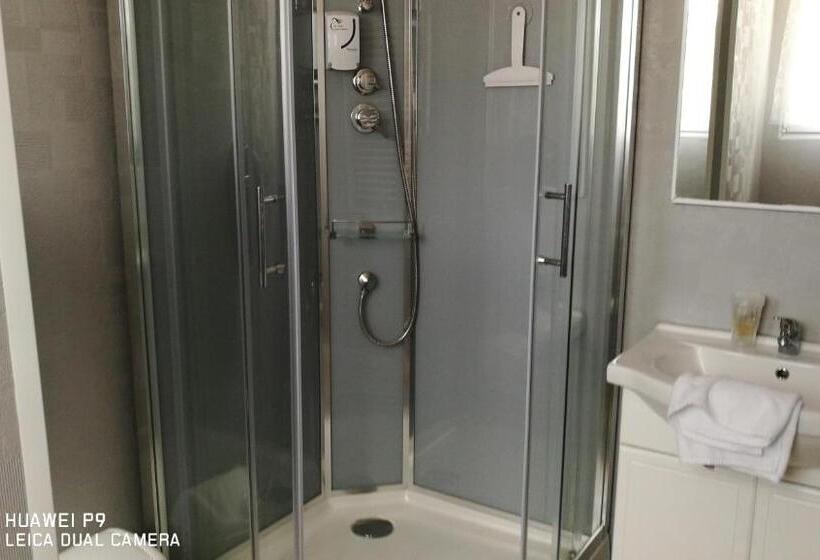 四人标准间, Au Petit Bonheur