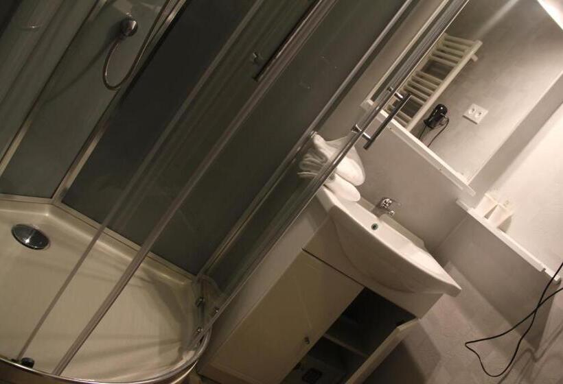 四人标准间, Au Petit Bonheur