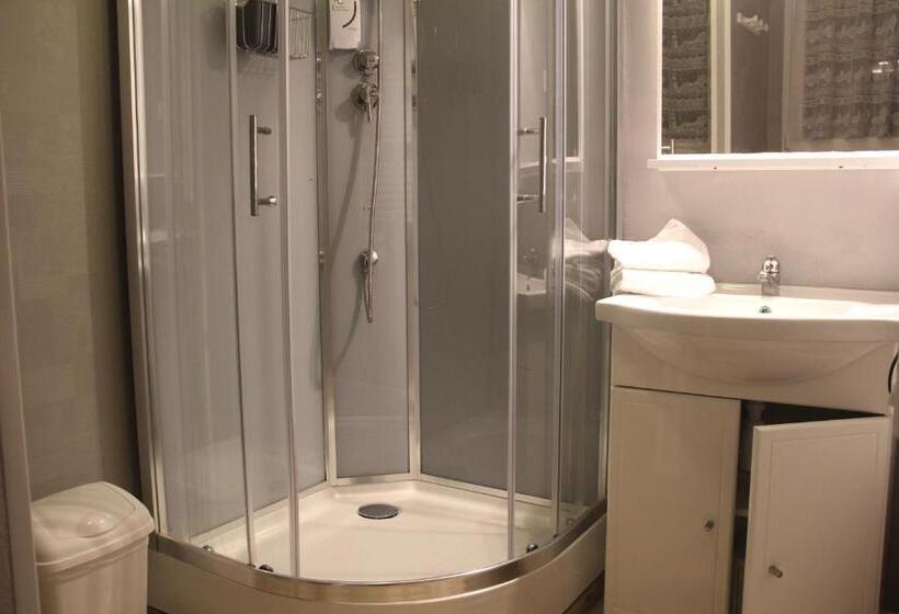 四人标准间, Au Petit Bonheur