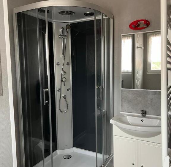 四人标准间, Au Petit Bonheur