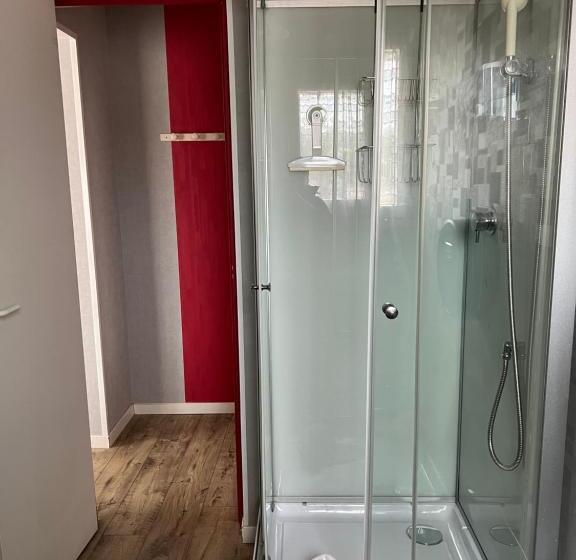 四人标准间, Au Petit Bonheur