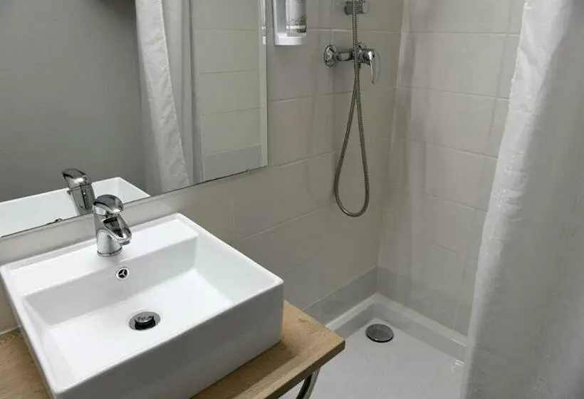 Standard Kolmen Hengen Huone, Brit Hotel Clermont Lʼhérault