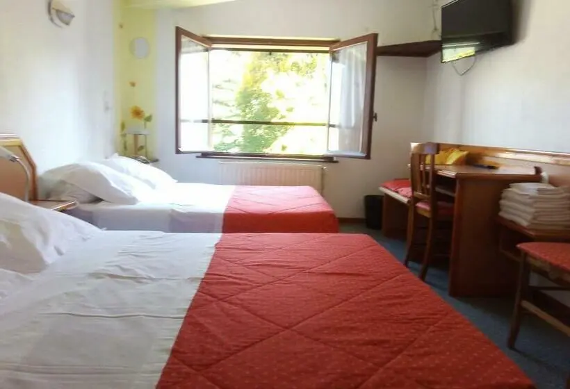 Standard Neljän Hengen Huone, Hôtel Des Touristes