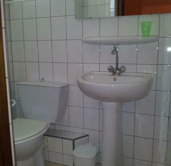Standard Neljän Hengen Huone, Hôtel Des Touristes