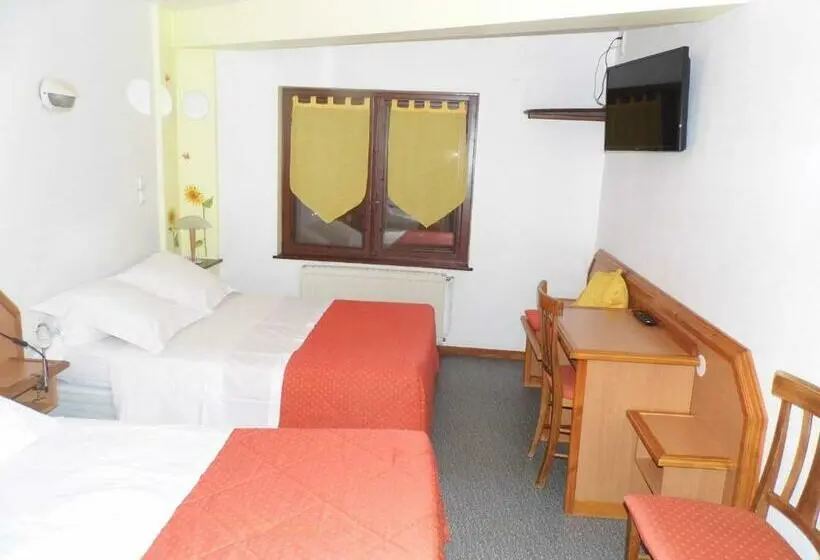Standard Neljän Hengen Huone, Hôtel Des Touristes