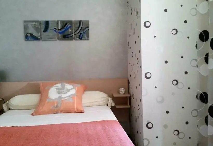 Standard Yhden Hengen Huone, Hôtel Des Touristes