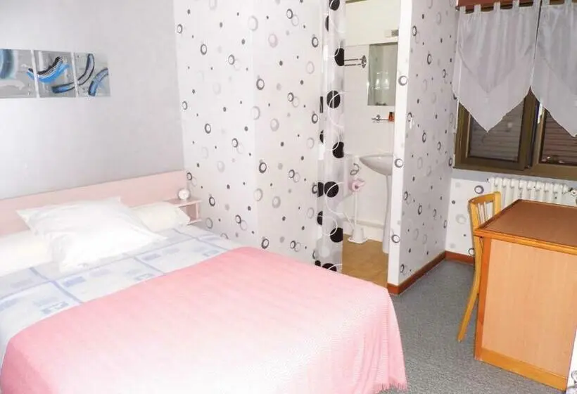 Standard Yhden Hengen Huone, Hôtel Des Touristes