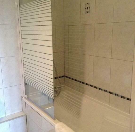 غرفة قياسية ثلاثية, L Hôtel L Astrée