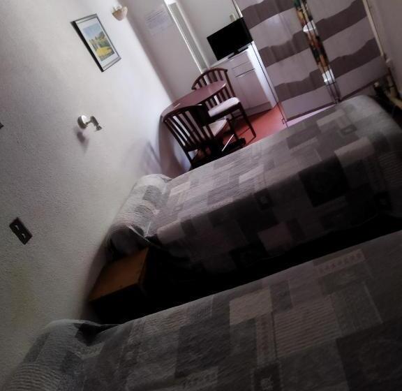 共用房间的床, Restaurant Logis De La Rose