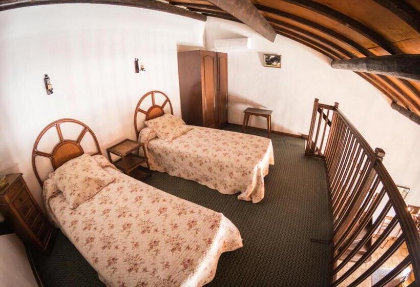 غرفة قياسية رباعية, Lou Mas Dou Juge