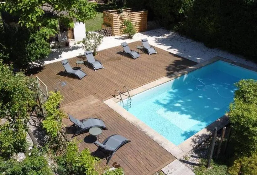 プールの見える1ベッドルームアパートメント, Le Pavillon Vert B&b