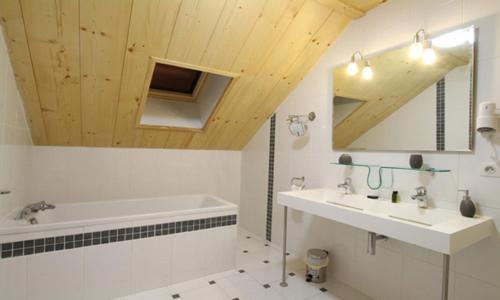 Люкс с Балконом, Chambres D'hôtes Couleurs Bois & Spa