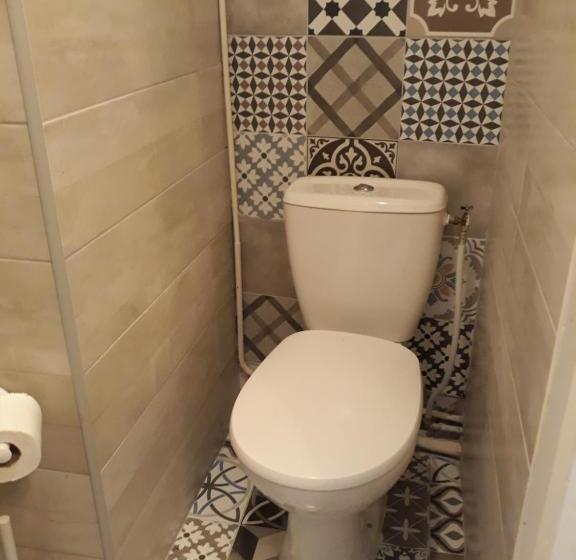 חדר משפחתי, Clair Logis