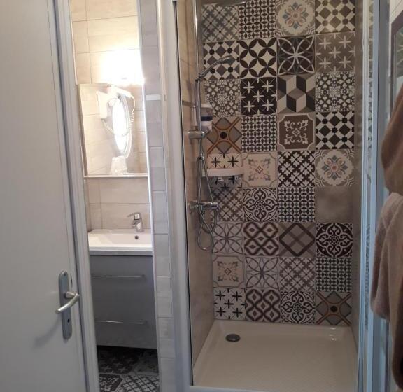 חדר משפחתי, Clair Logis