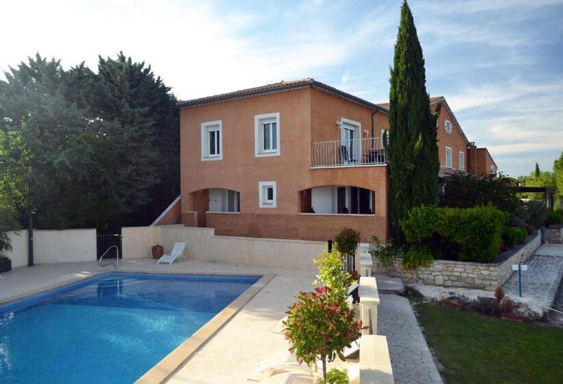 带泳池的标准三人间, Le Saintgenies