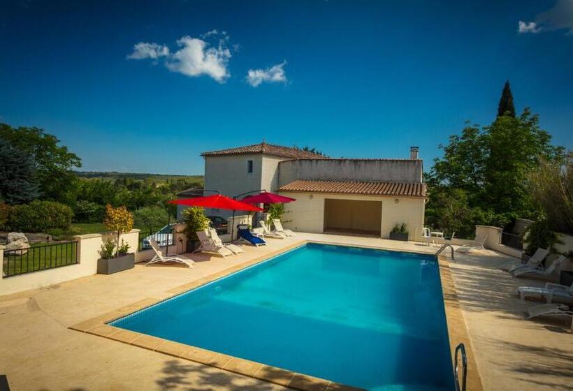 带泳池的标准三人间, Le Saintgenies