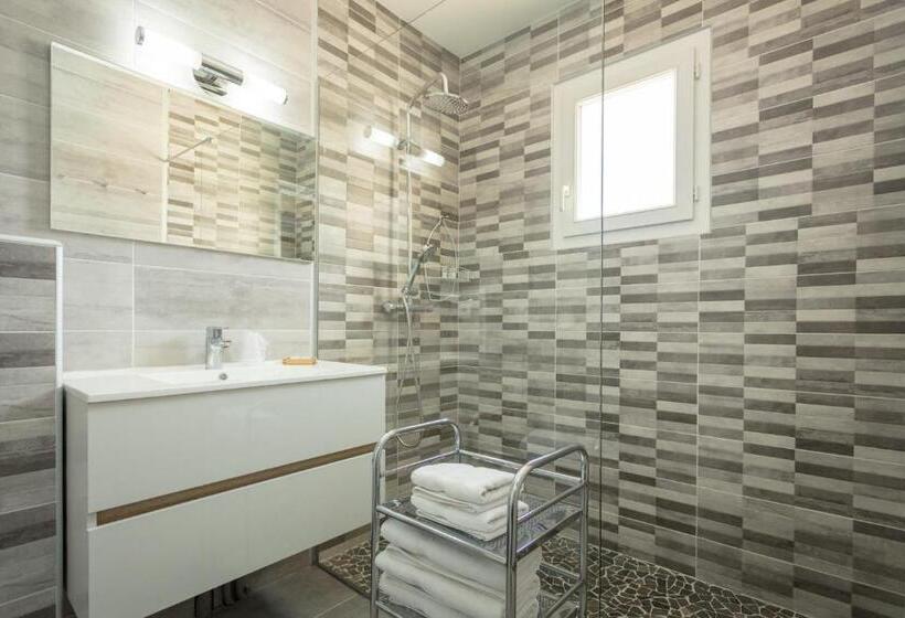 带泳池的标准三人间, Le Saintgenies