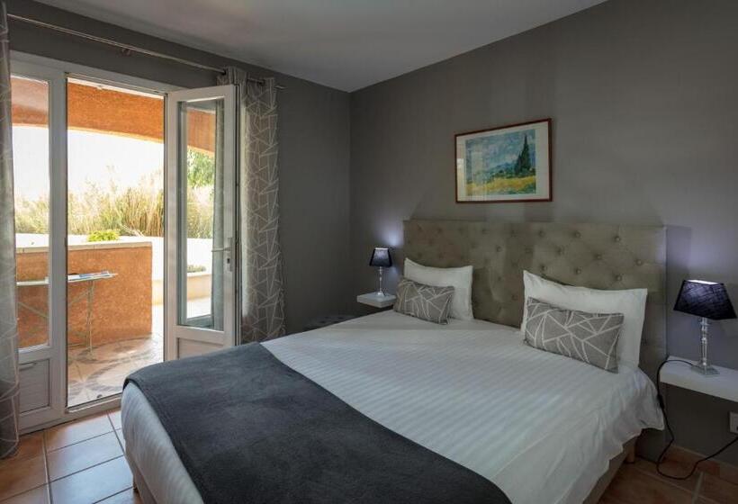 带泳池的标准三人间, Le Saintgenies