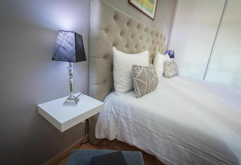 带泳池的标准三人间, Le Saintgenies