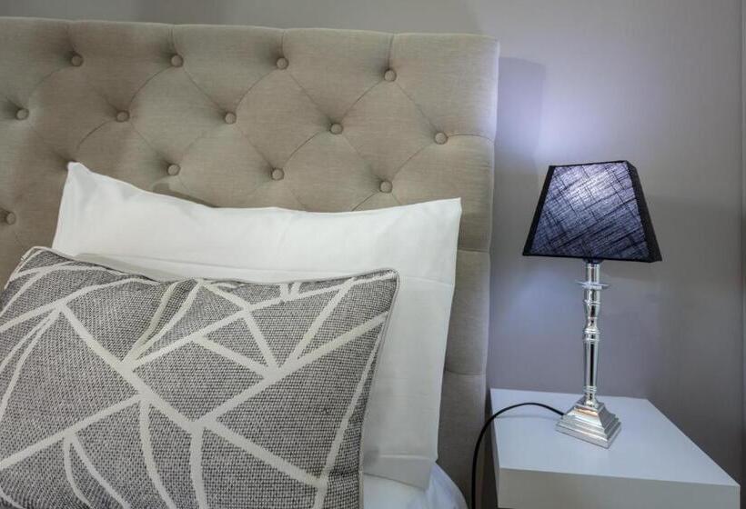 带泳池的标准三人间, Le Saintgenies