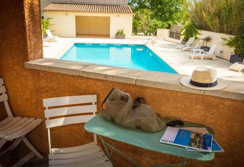 带泳池的标准三人间, Le Saintgenies