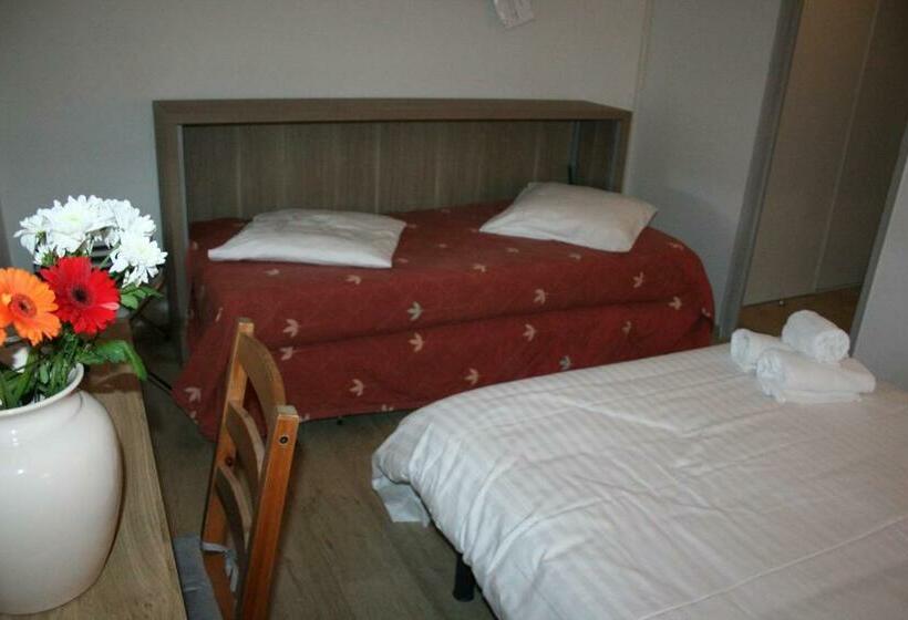 غرفة قياسية ثلاثية, Hôtel Les Italiens