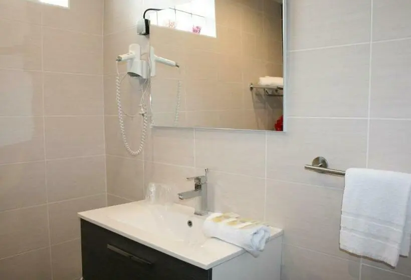 Standard Neljän Hengen Huone, Hôtel Les Italiens
