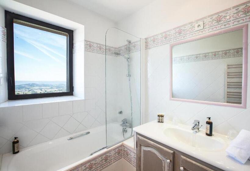 חדר סופריור, Le Clos Du Buis