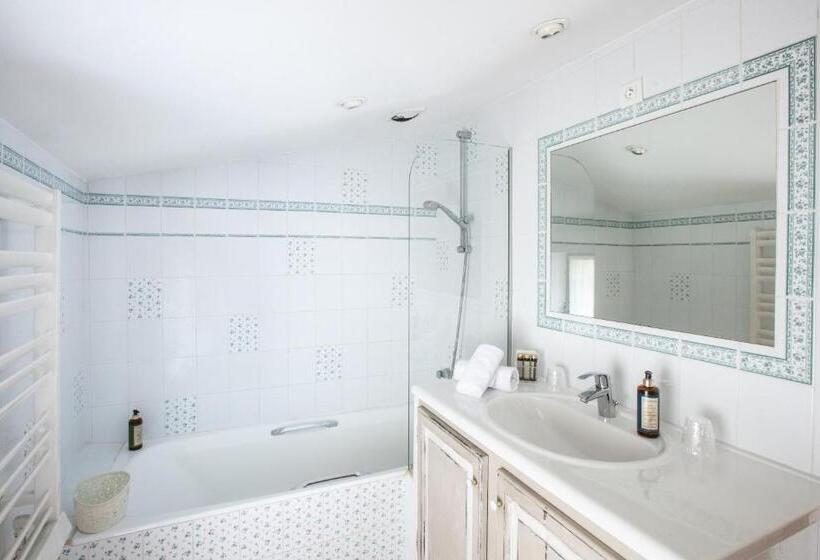 חדר סופריור לשלושה, Le Clos Du Buis