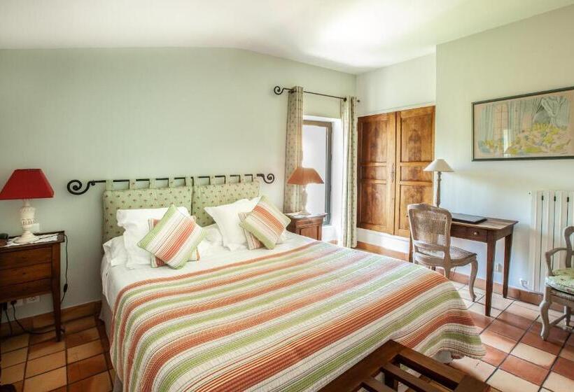 חדר סופריור לשלושה, Le Clos Du Buis