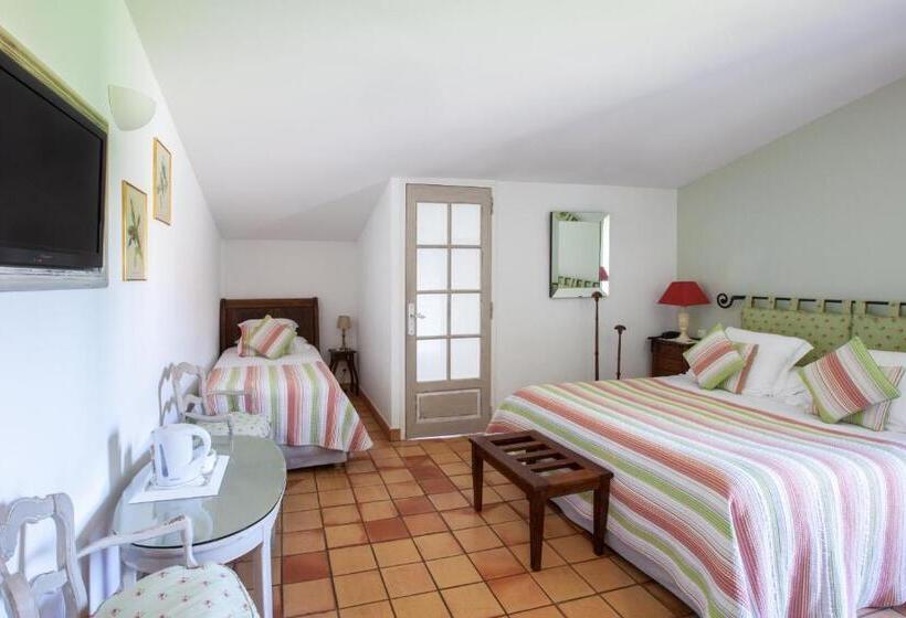 חדר סופריור לשלושה, Le Clos Du Buis