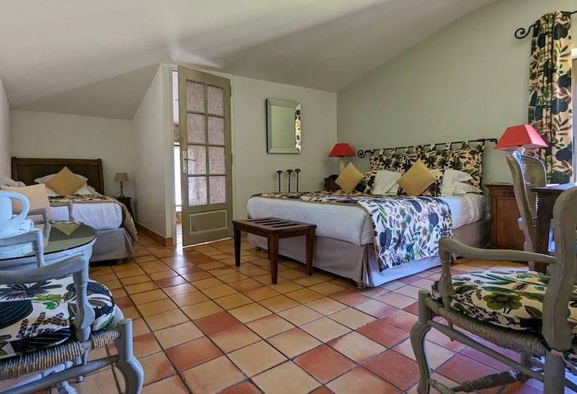 חדר סופריור לשלושה, Le Clos Du Buis